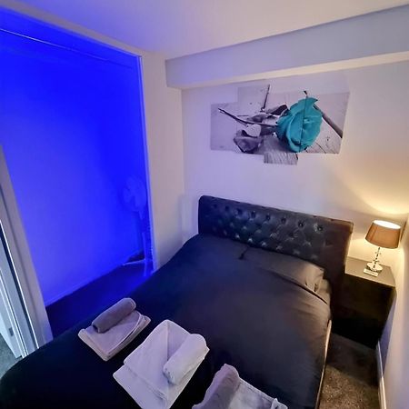 לונדון Sleek & Stylish - E15 Apartment With Parking מראה חיצוני תמונה