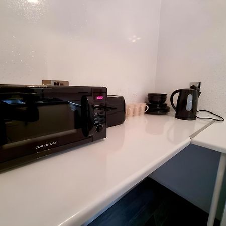 לונדון Sleek & Stylish - E15 Apartment With Parking מראה חיצוני תמונה