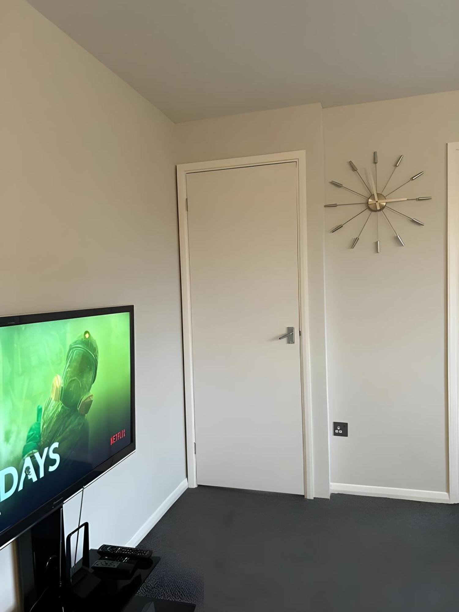 לונדון Sleek & Stylish - E15 Apartment With Parking מראה חיצוני תמונה