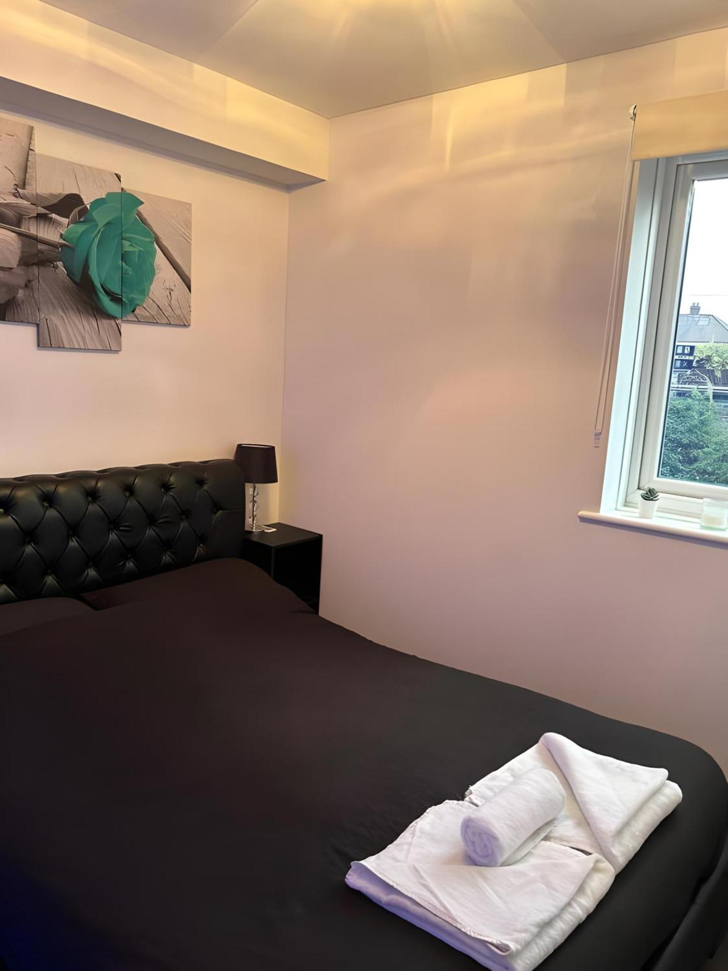 לונדון Sleek & Stylish - E15 Apartment With Parking מראה חיצוני תמונה