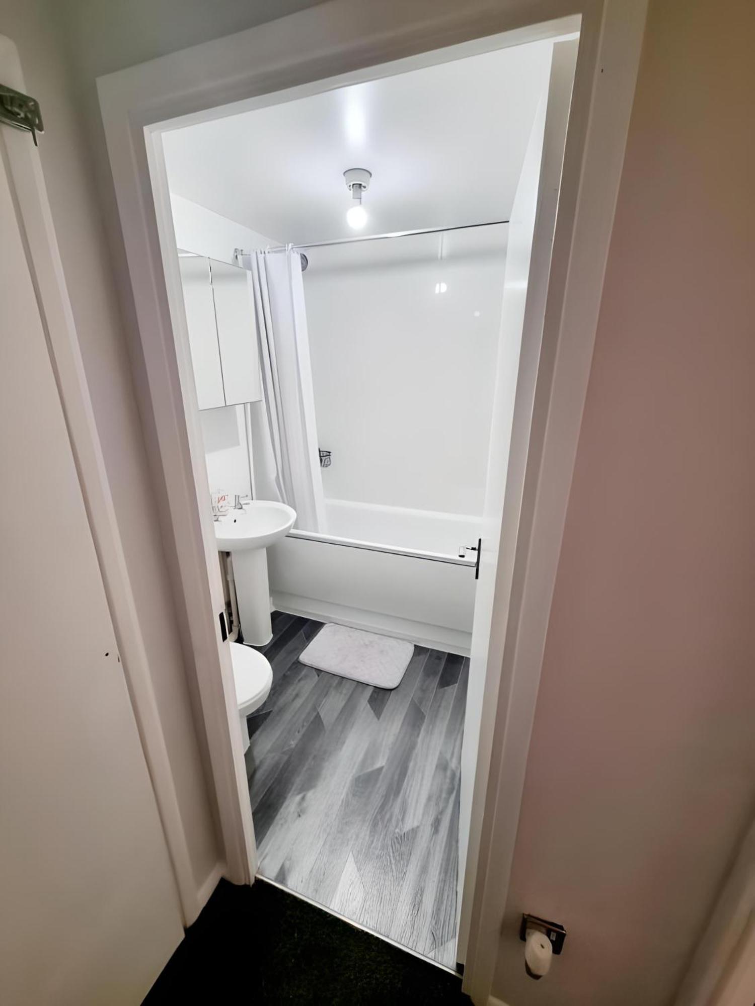 לונדון Sleek & Stylish - E15 Apartment With Parking מראה חיצוני תמונה